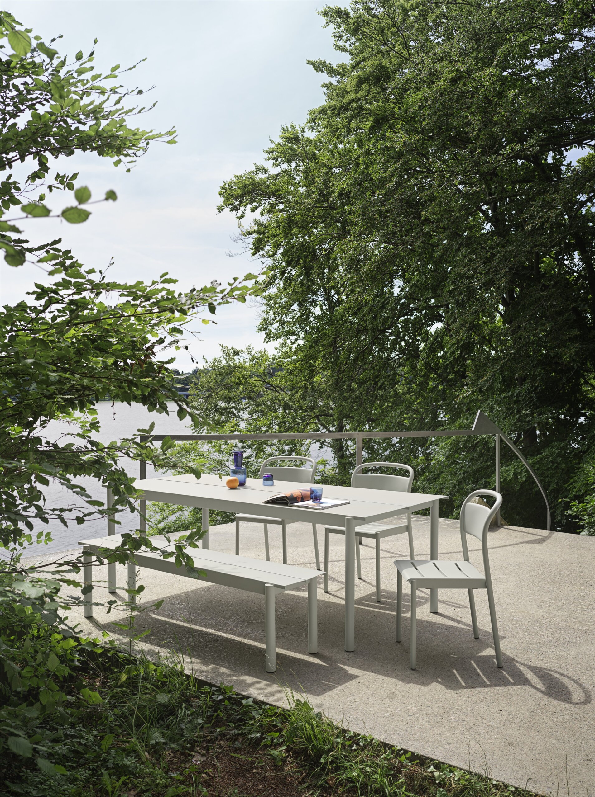 clinear-steel-table-220-bench-170-side-chair-grey-raise-carafe-glass-muuto-org_150.jpg